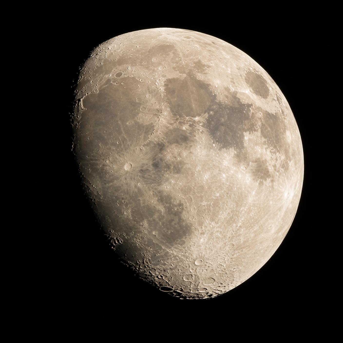 Lua — chapa pelo telescópio